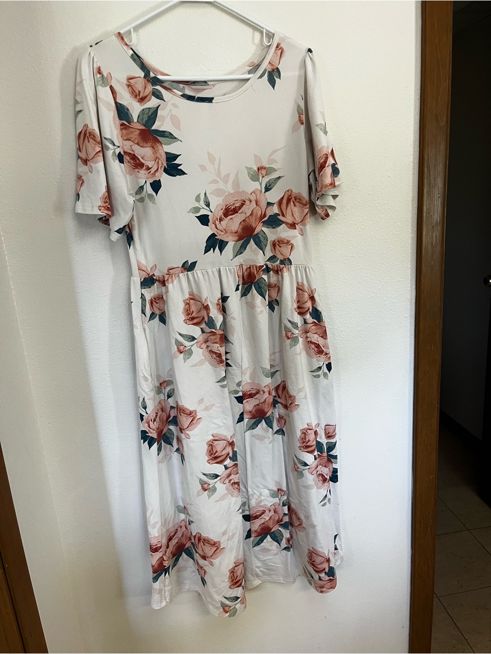Orange Creek White Floral Short Sleeve Midi Dress with Pockets (Medium) - Picture 2 of 6